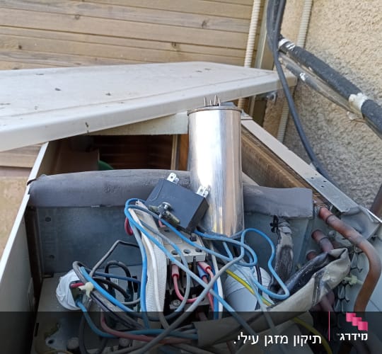 חוטי חשמל וצינורות במזגן פתוח